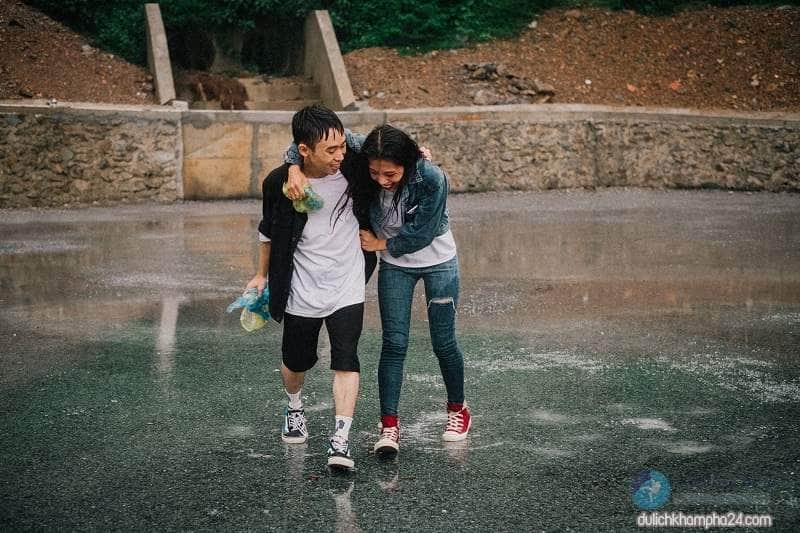 Nhiều bạn trẻ chọn đi du lịch Đà Nẵng mùa mưa để tiết kiệm chi phí ( Ảnh review Đà Nẵng )
